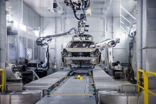 在极氪智慧工厂总装车间还实现了关键工位设备的全自动化,在保证